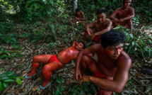 Amazonie: les tribus aiguisent leurs flèches contre les envahisseurs