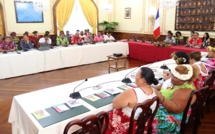 Tearii Alpha présente les dispositifs mis en place par son ministère aux maires des Tuamotu-Gambier
