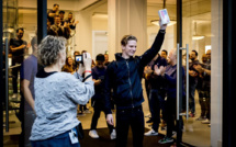 Files d'attentes pour la sortie mondiale du coûteux iPhone X