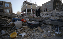 Séisme: plus de 400 morts en Iran, deuxième nuit dehors pour les rescapés