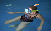 Nager avec des dauphins virtuels, une thérapie bien réelle