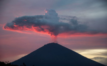 Des milliers de touristes quittent Bali après la réouverture de l'aéroport