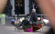 Douche, picots, plans inclinés... : la fondation Abbé Pierre se mobilise contre les dispositifs anti-SDF