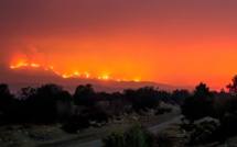 Des vents dignes d'un ouragan attisent les incendies de Californie