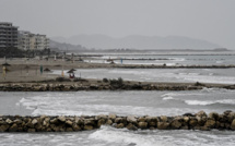 La mer vengeresse dévore l'Albanie