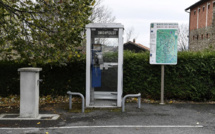 Symbole de l'ère pré-numérique, la cabine téléphonique raccroche