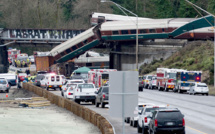 Etats-Unis: un train déraille et atterrit sur l'autoroute