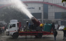Un brumisateur géant contre la pollution à Delhi