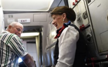 Une hôtesse de l'air suspend le vol du temps