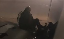 Un passager de Ryanair fatigué d'attendre s'installe sur l'aile