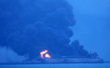 Pétrolier en feu au large de la Chine: "risque d'explosion"