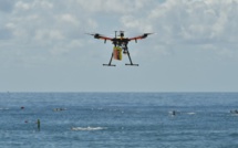 Première en Australie: des nageurs secourus en mer par un drone