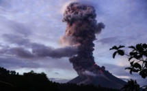 Philippines: un volcan crache des fontaines de lave