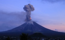 Des milliers de Philippins continuent de fuir un volcan en éruption