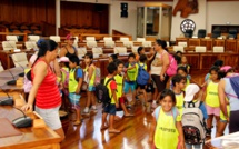 Les enfants découvrent les institutions du Pays