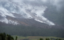Des paysans philippins bravent la colère du volcan Mayon