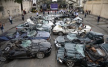 Philippines: Duterte assiste au broyage de voitures de luxe