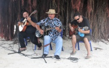 Maruao en concert sous le banian envoûtant du paepae a Hiro
