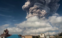 Indonésie: le volcan Sinabung crache un énorme nuage de cendres