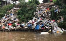 Indonésie: le défi titanesque de nettoyer le fleuve le plus pollué au monde