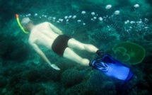 Un plongeur filme un océan de déchets dans les eaux de Bali