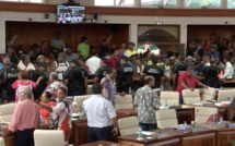 Les grévistes forcent les portes de l'Assemblée, Angelo Frébault annonce un blocage général