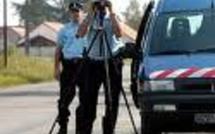 Contrôlé en excès de vitesse, il s'en prend aux jumelles radar
