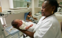 Mayotte: une "maternité internationale", sans toucher au droit du sol