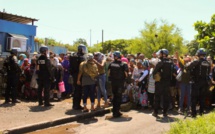 Mayotte: les barrages maintenus en attendant l'avis de la population