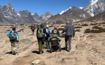 Un paraplégique atteint un camp de base de l'Everest