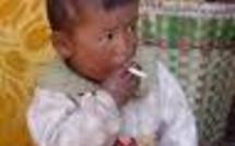 Il fume à deux ans: enquête sur ses parents et sur une vidéo de YouTube