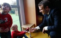 Macron dévoile le plan autisme, sur fond de contestation sociale