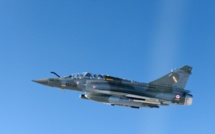 Un avion de chasse perd une réplique de bombe au-dessus d'une usine, deux blessés