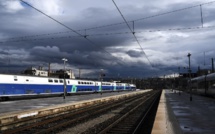 SNCF: Macron veut "aller au bout" de la réforme, la grève reprend à 20H00