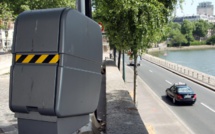 Relaxe d’un automobiliste après un doigt d’honneur à des radars automatiques