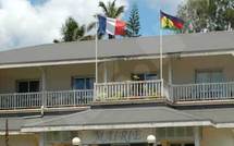 Fillon à Nouméa, où flottent ensemble les drapeaux français et kanak