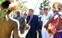 Fillon sur la tombe de Tjibaou, comme Rocard et Jospin