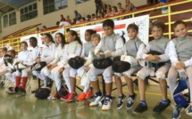 Les champions polynésiens d'escrime reçoivent leurs trophées