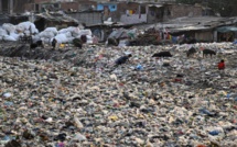 Journée de l'Environnement: dans un bidonville de Delhi, un océan de plastique