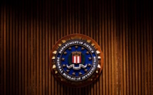 En faisant un flip dans un bar, un agent du FBI tire accidentellement sur un client