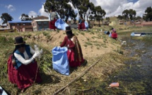 Bolivie: des indigènes nettoient le lac Titicaca pour l'exemple