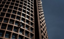 Des soldats fêtent les 130 ans des troupes de montagne en escaladant le "Crayon"