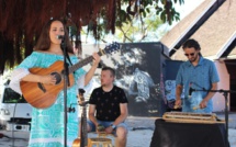 Les Vaiteani en concert sur la scène du Petit théâtre
