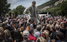 A Viviers, une statue de Johnny érigée "par les fans, pour les fans"