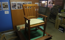 Une chaise vide polynésienne à Ypres, en Belgique