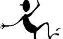 Heureux d'être enfin retraité, il distribue de l'argent dans la rue