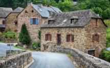 Monteton: du monde au balcon pour la réunion des "communes aux noms burlesques"