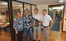 Signature d’une convention de financement d’un programme d’adduction en eau potable entre le maire de Ua Pou, Joseph Kahia  et l'AFD