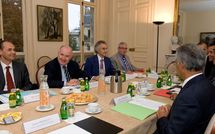 Vidéo: Gaston Tong Sang  défend les compagnies aériennes auprès de M. Busserau