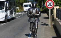Poincheval, chevalier errant, en armure sur les routes bretonnes